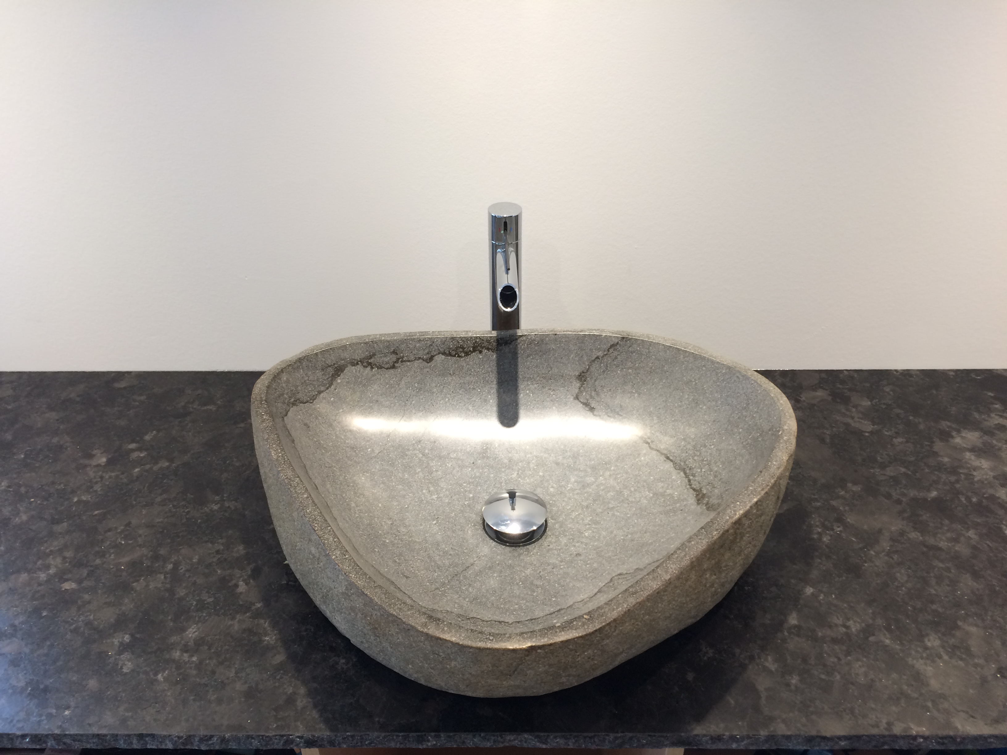 Lavabo en pierre naturel et robinet